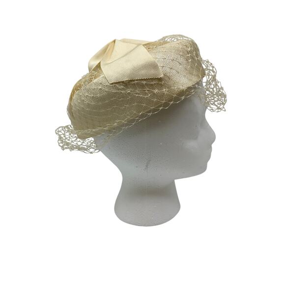 Vintage Ivory Fabric Hat Veil Bow Detail Womens Mid Century Cocktail - Picture 1 of 7